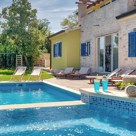 Holiday home Stunning In Naselje Muzini With Sauna *